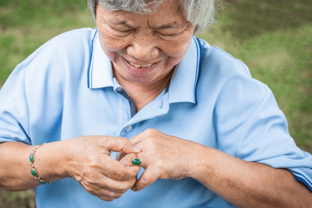 Lady strugling to get a ring of her finger
